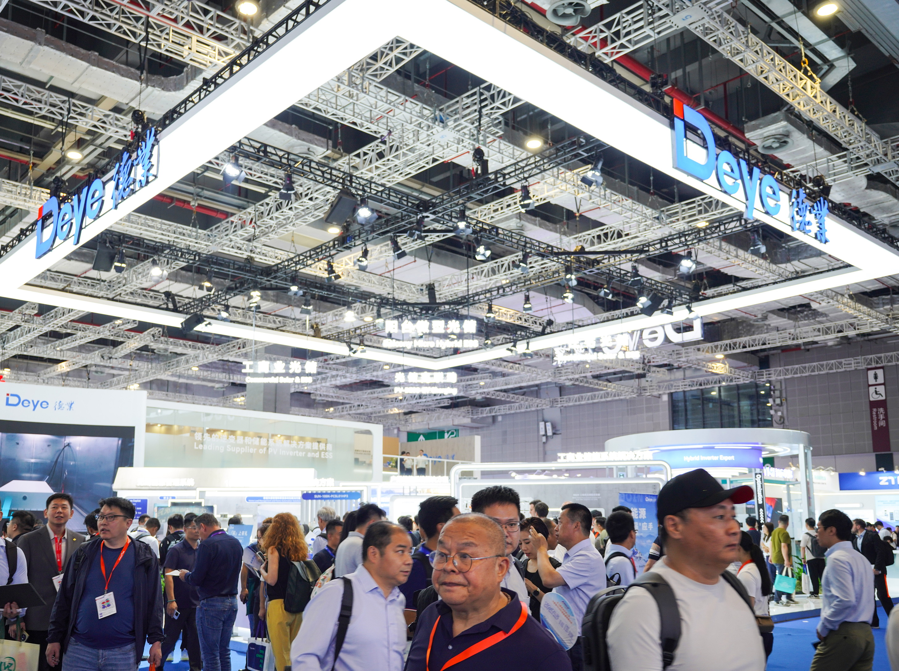 Deye brilla en SNEC 2025 con soluciones solares y almacenamiento de vanguardia
